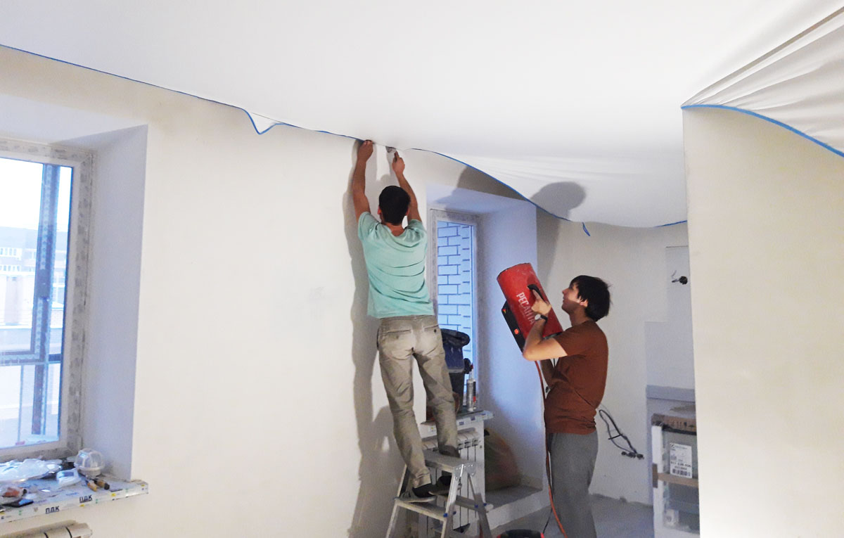 Сучасний дизайн стелі з точковими світильниками, ідеальне рішення для освітлення та декору.