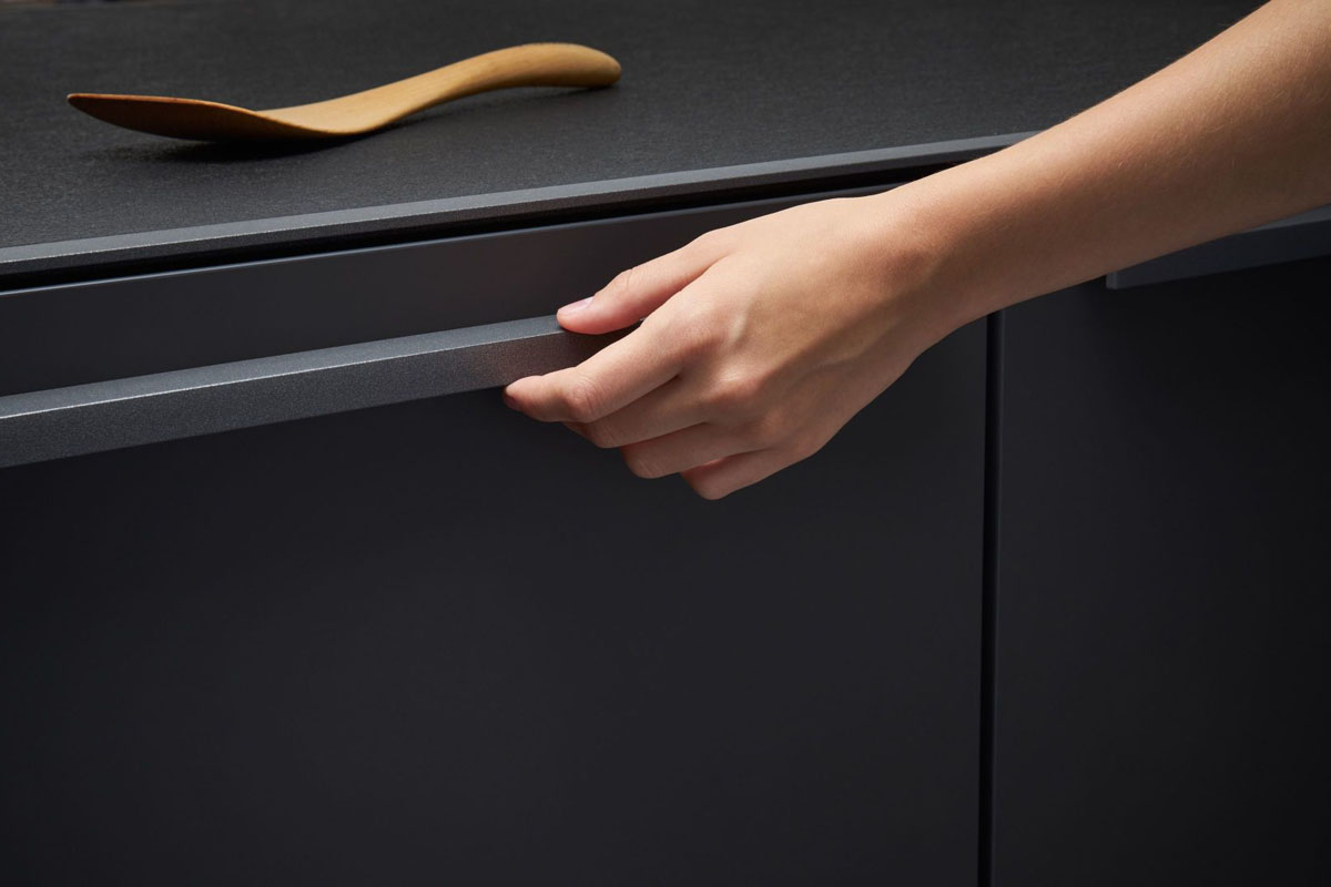 Різноманітна фурнітура для кухні: петлі, ручки, механізми для шухляд.