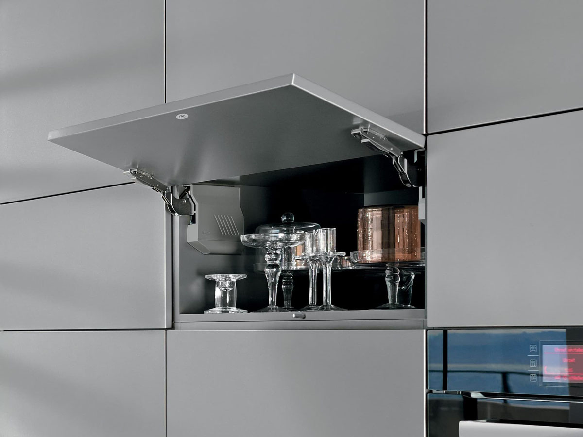 Сучасні механізми для кухонних шухляд: організація та зручність зберігання.