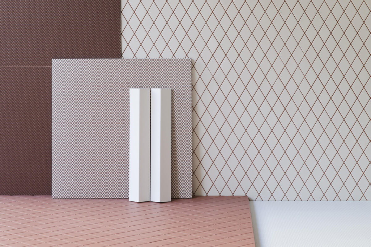 Інтер'єр кухні з використанням керамічної плитки на стінах та керамограніту на підлозі.