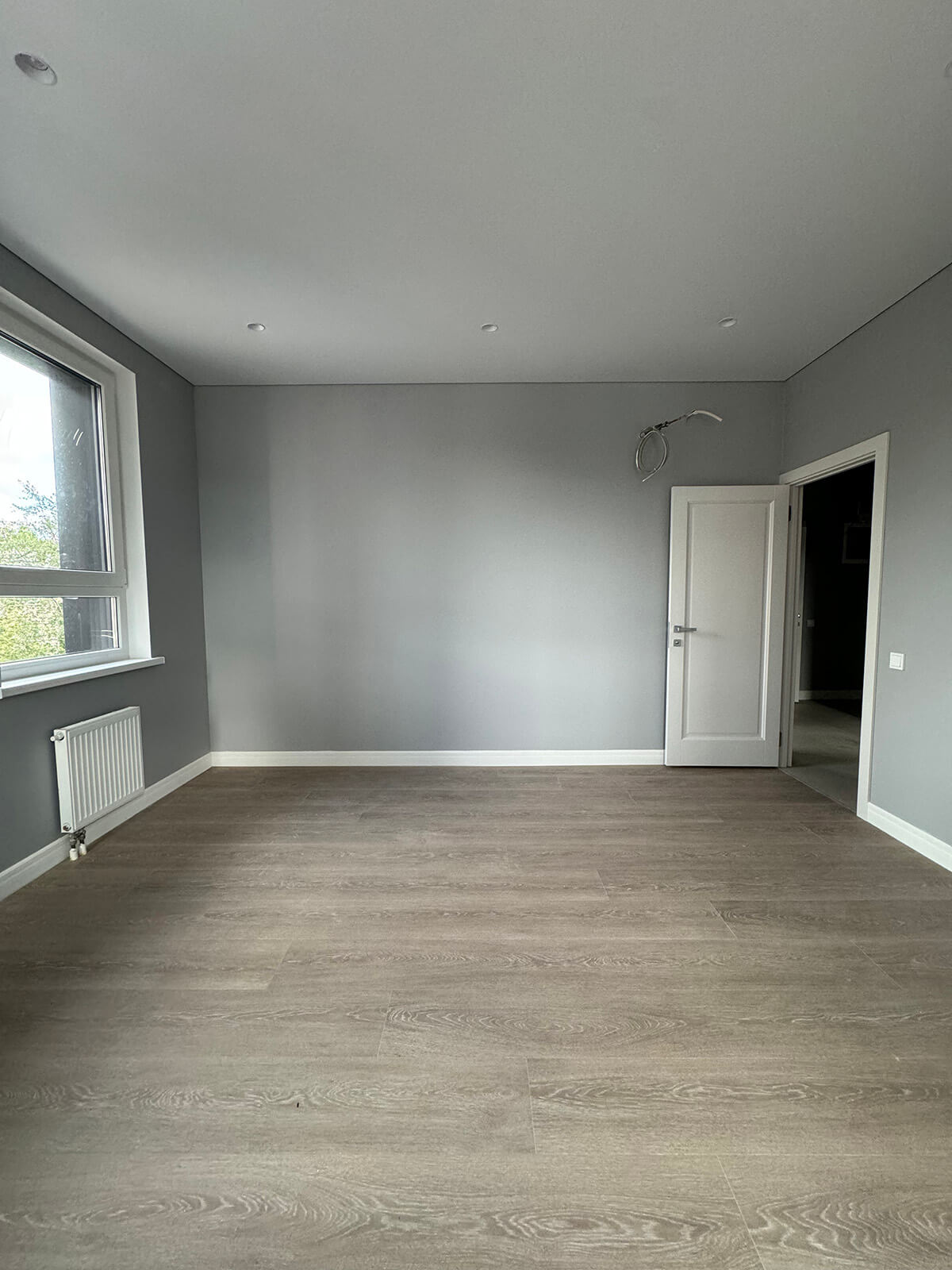 Сучасна квартира від забудовника: дизайн кухні з вбудованою технікою.