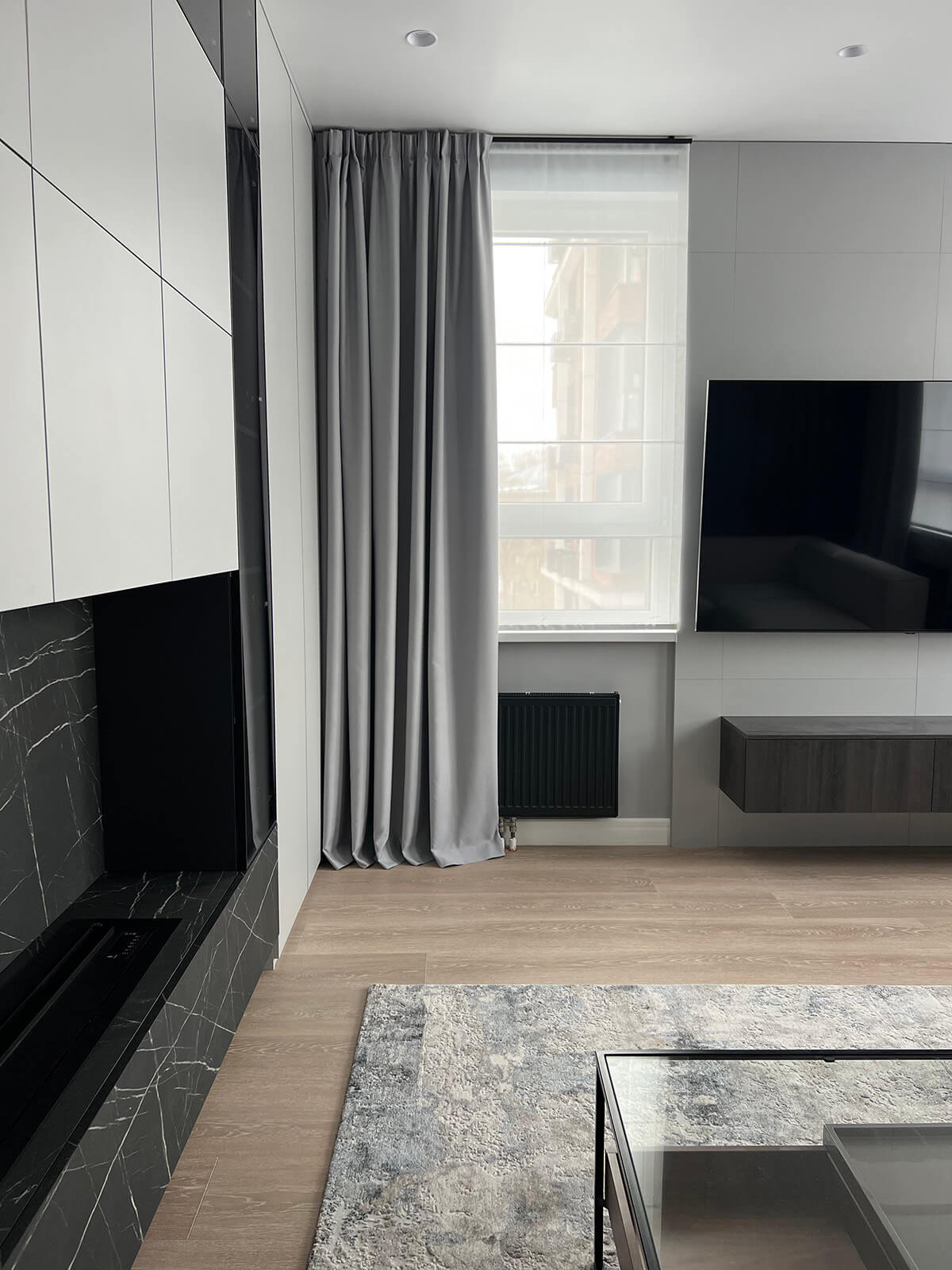 Приклад балкону в квартирі з комплектацією від забудовника: затишне місце для відпочинку з видом на місто.