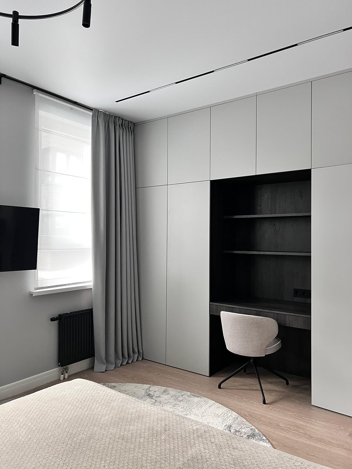 Приклад спальні в квартирі з комплектацією від забудовника: комфорт та спокійний дизайн.