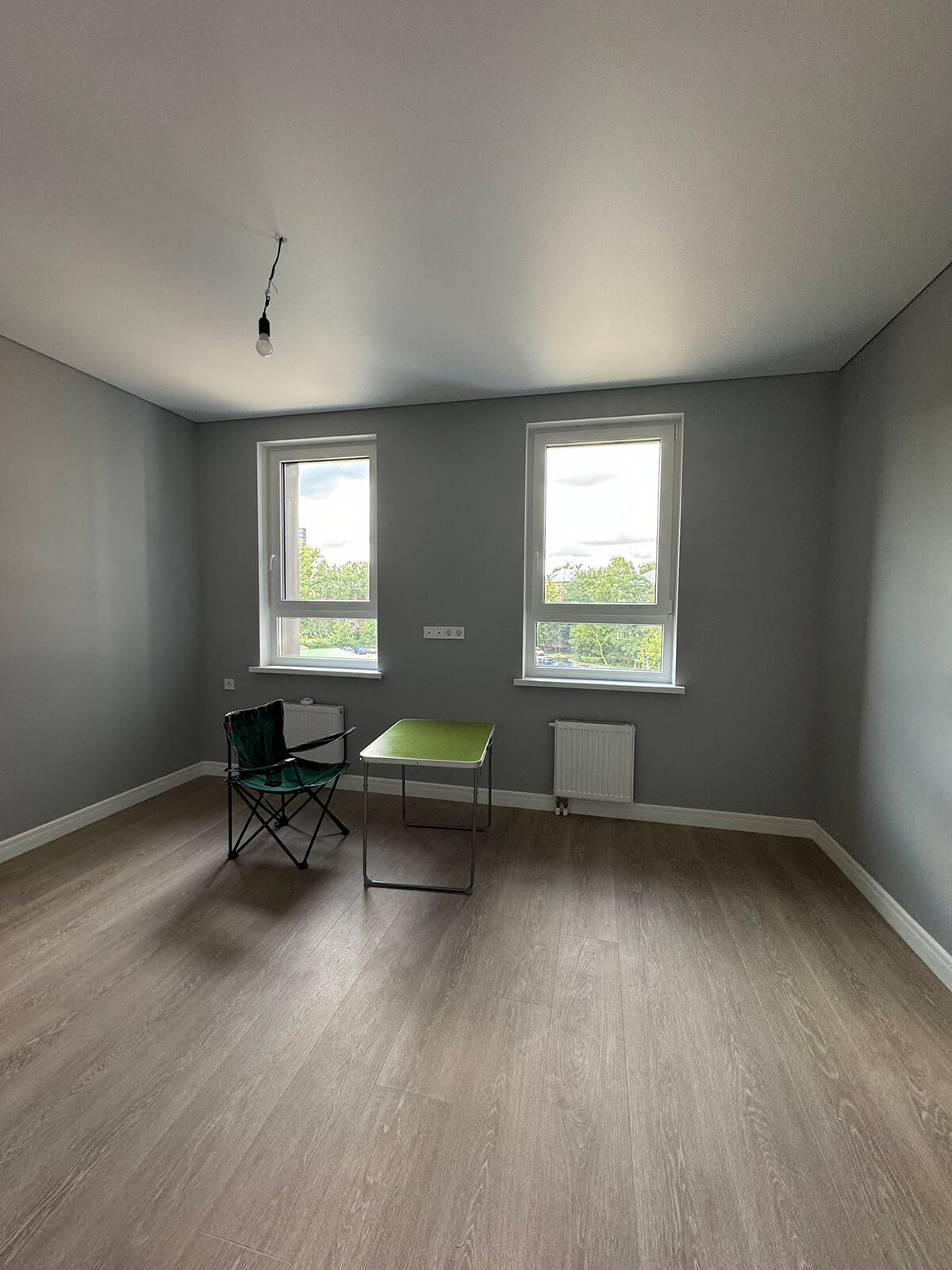 Інтер'єр квартири з комплектацією від забудовника: світлі тони, мінімалізм.