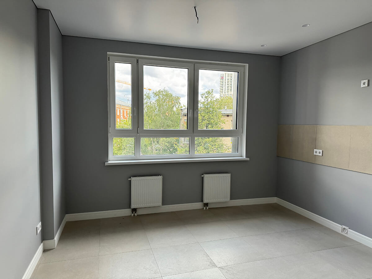 Квартира від забудовника: балкон з меблями для відпочинку та видом з вікна.