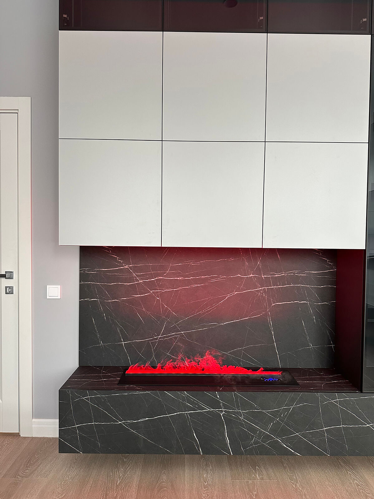 Сучасний дизайн інтер'єру квартири з комплектацією від забудовника: вітальня з диваном.