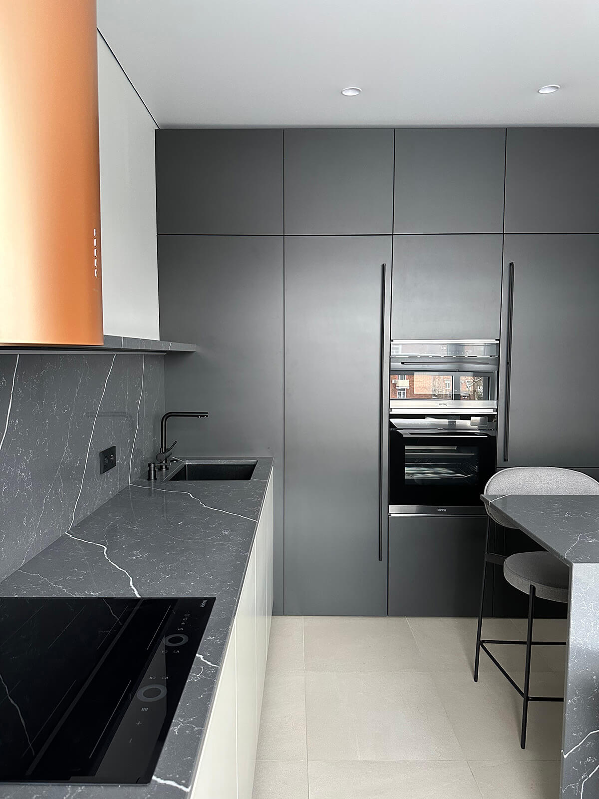 Передпокій в квартирі з ремонтом від забудовника: дзеркало, шафа та освітлення.