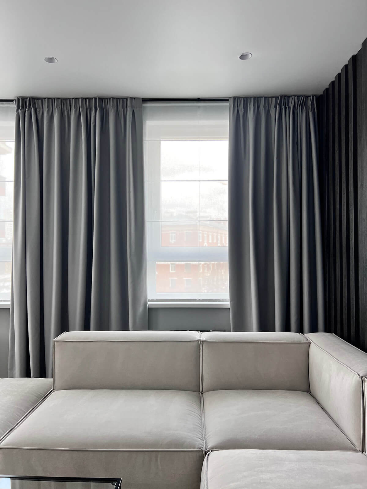 Варіант меблювання вітальні в квартирі від забудовника: сучасний диван та журнальний столик.