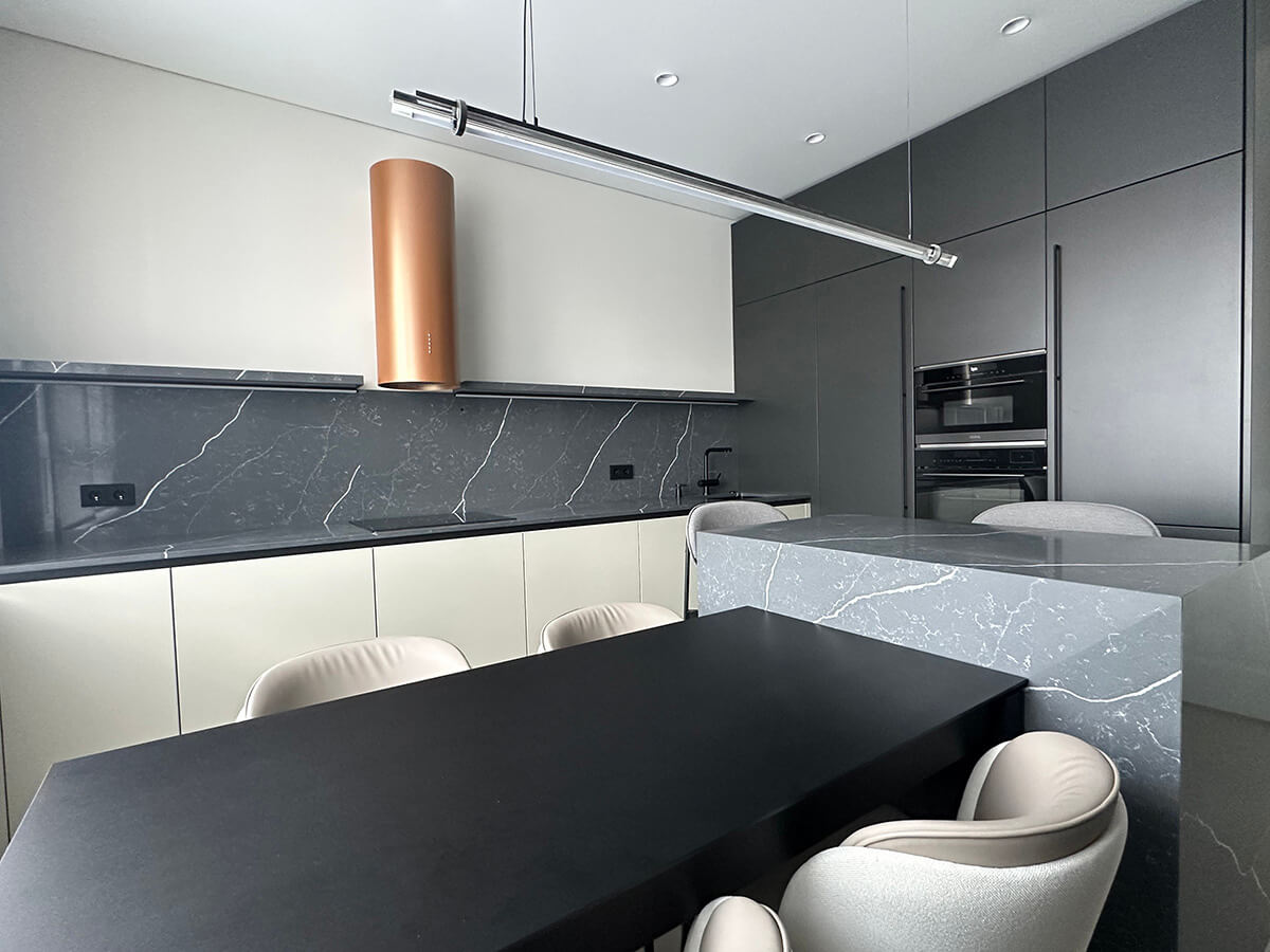 Комплектація квартири від забудовника: обідня зона з сучасними стільцями та столом.