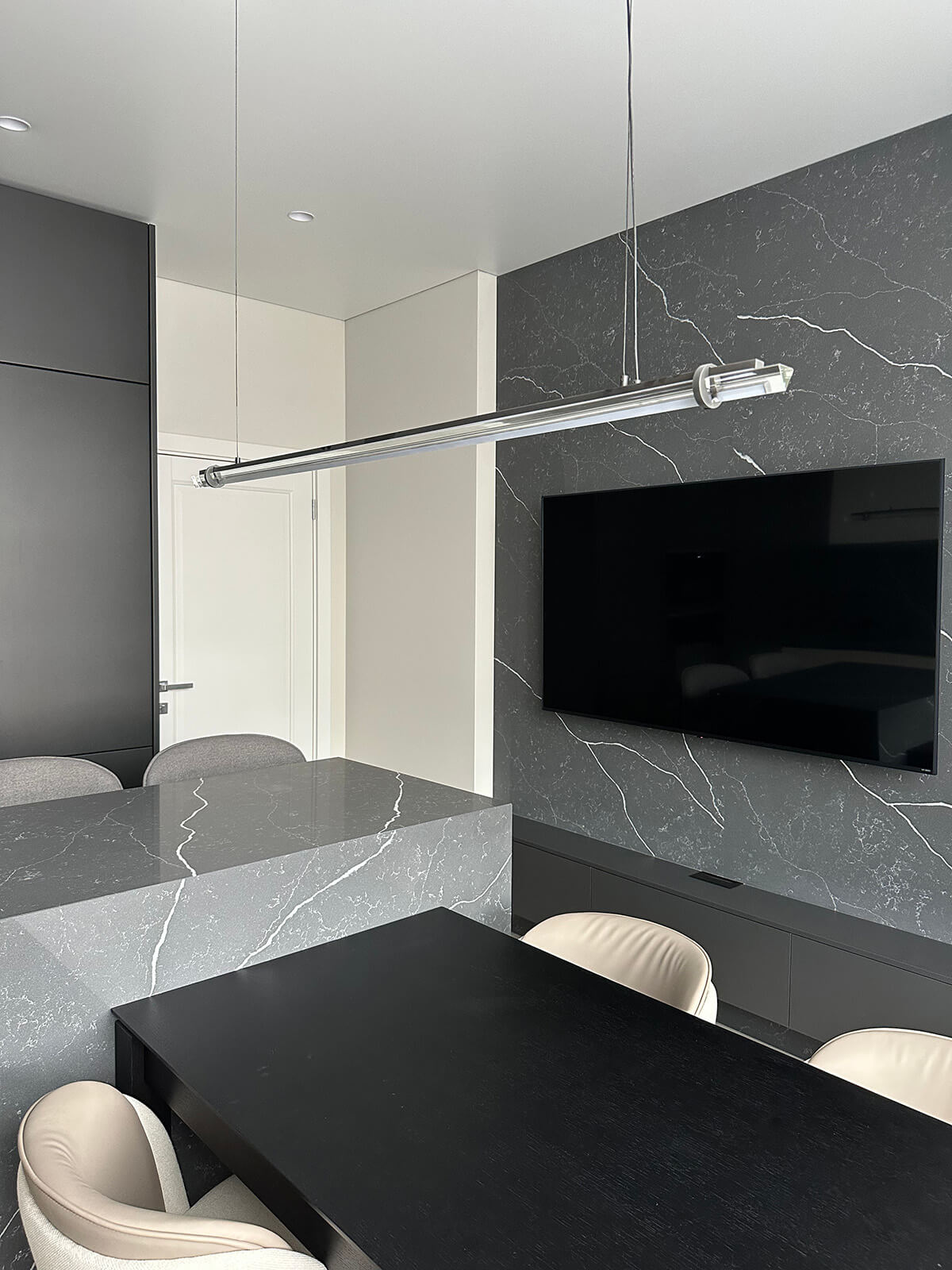 Деталі інтер'єру квартири з комплектацією від забудовника: освітлення та декор.