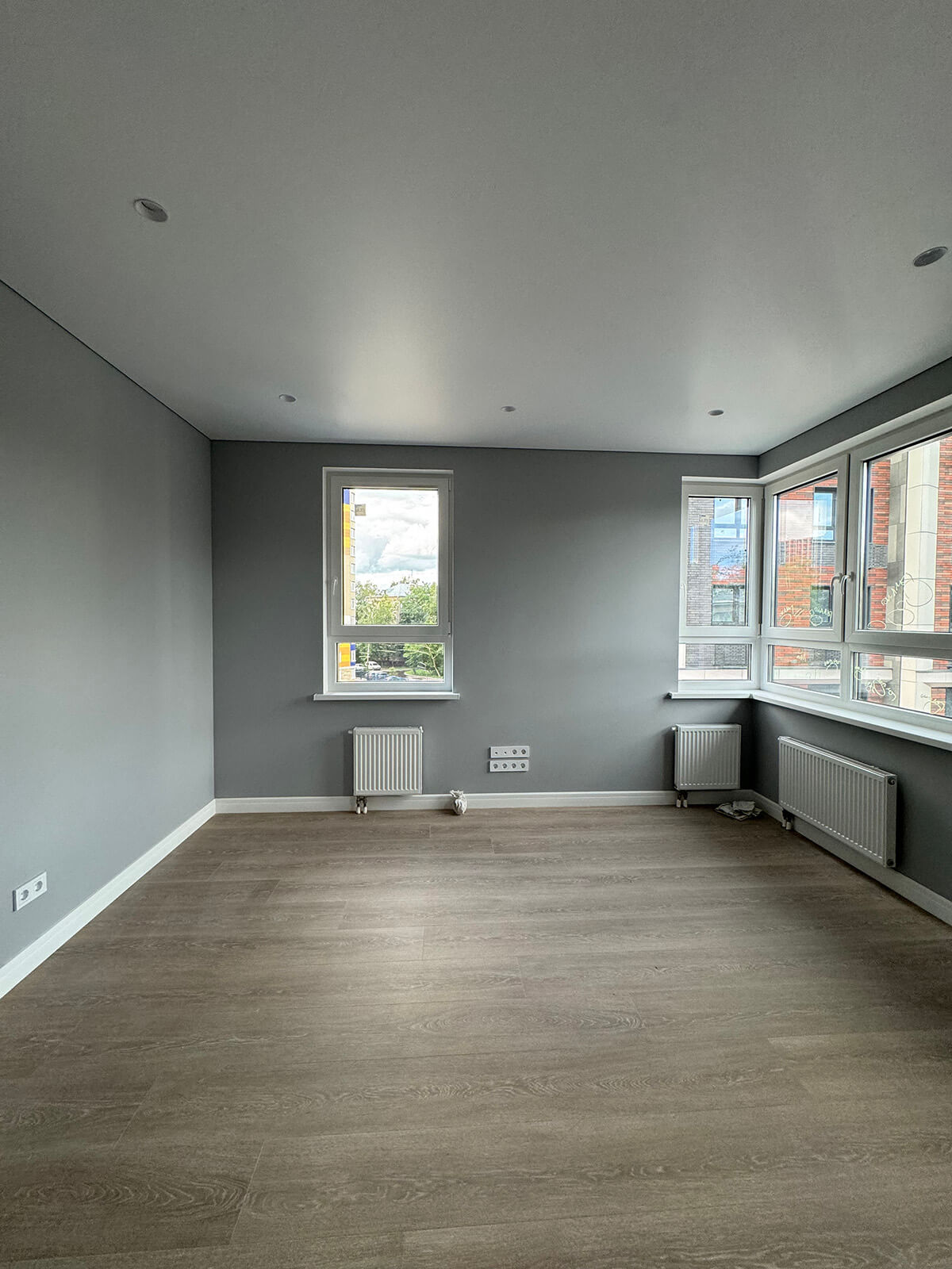 Дизайн квартири від забудовника: спальня з ліжком та шафою-купе.