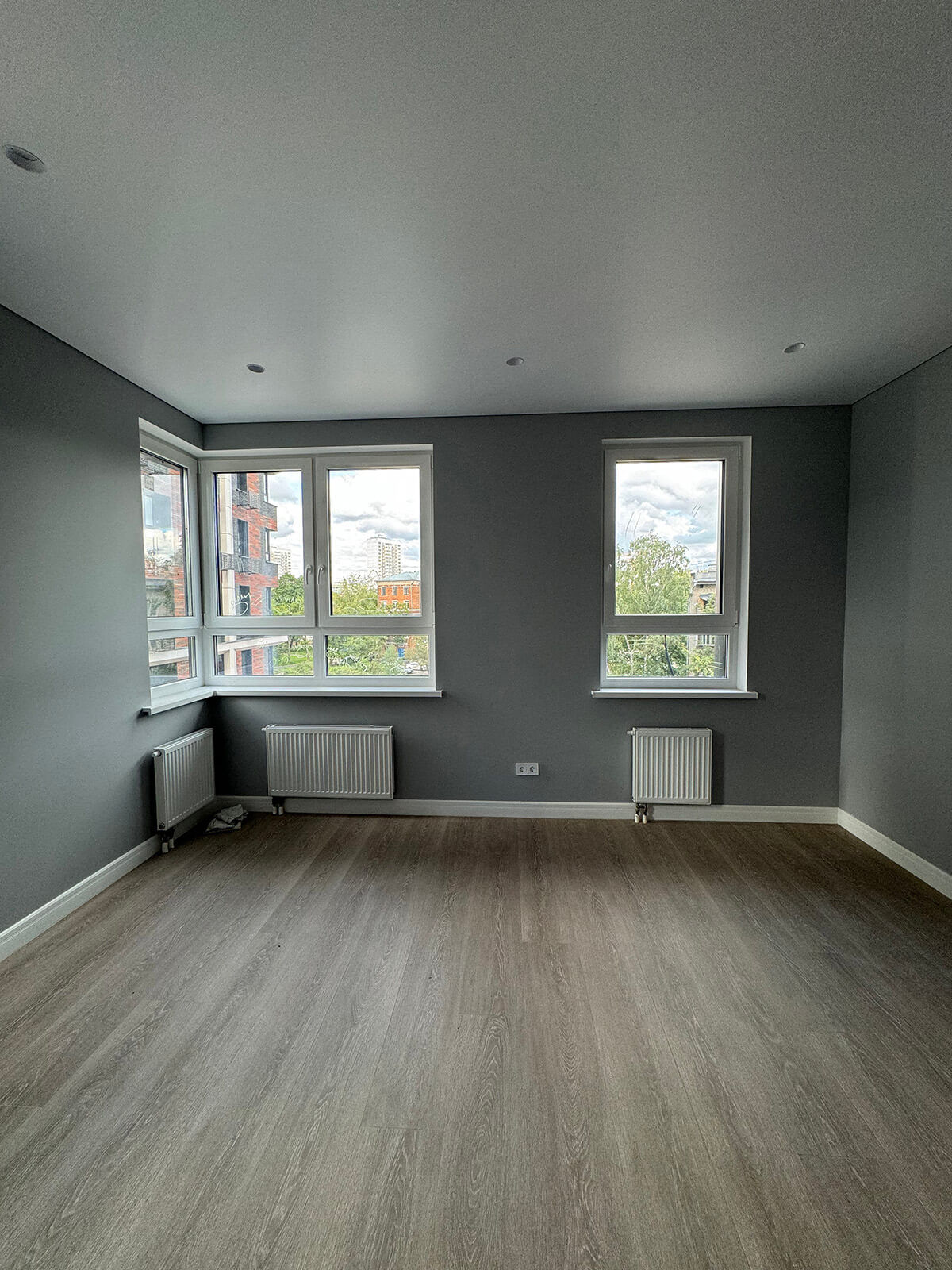 Квартира з комплектацією: приклад освітлення в коридорі, дзеркало та декор.