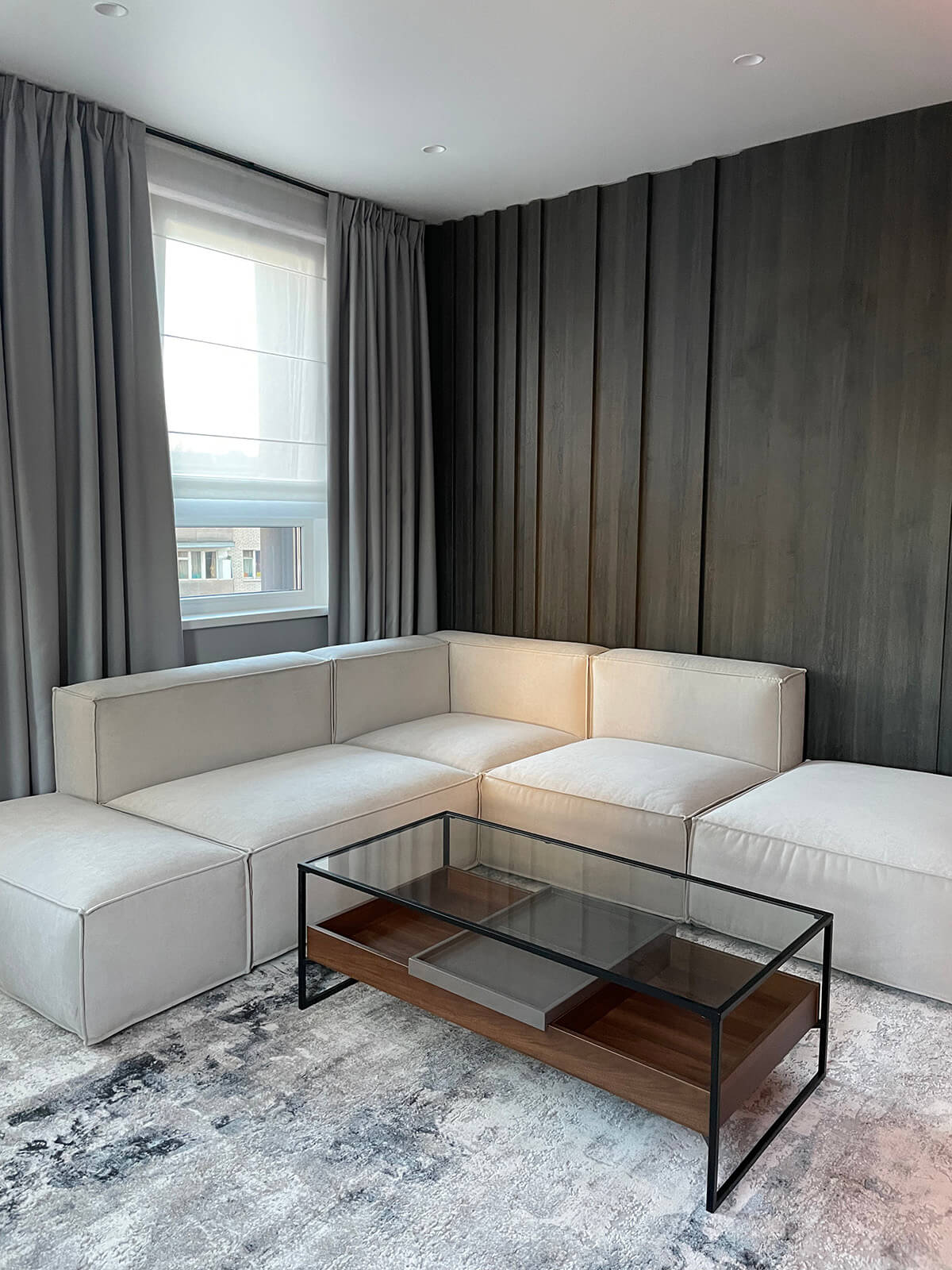 Оздоблення ванної кімнати в квартирі від забудовника: плитка під дерево та сучасна сантехніка.