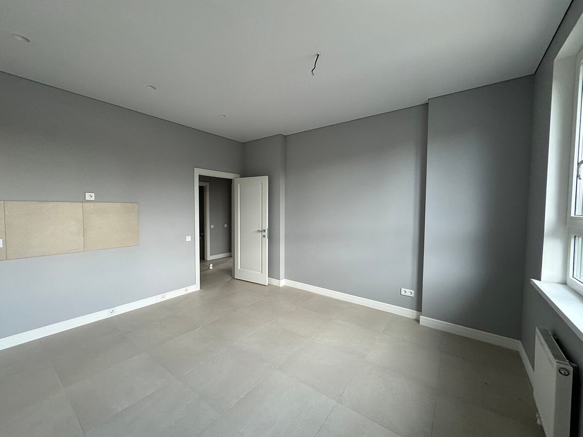 Квартира з ремонтом: простора вітальня з м'якими меблями від забудовника.