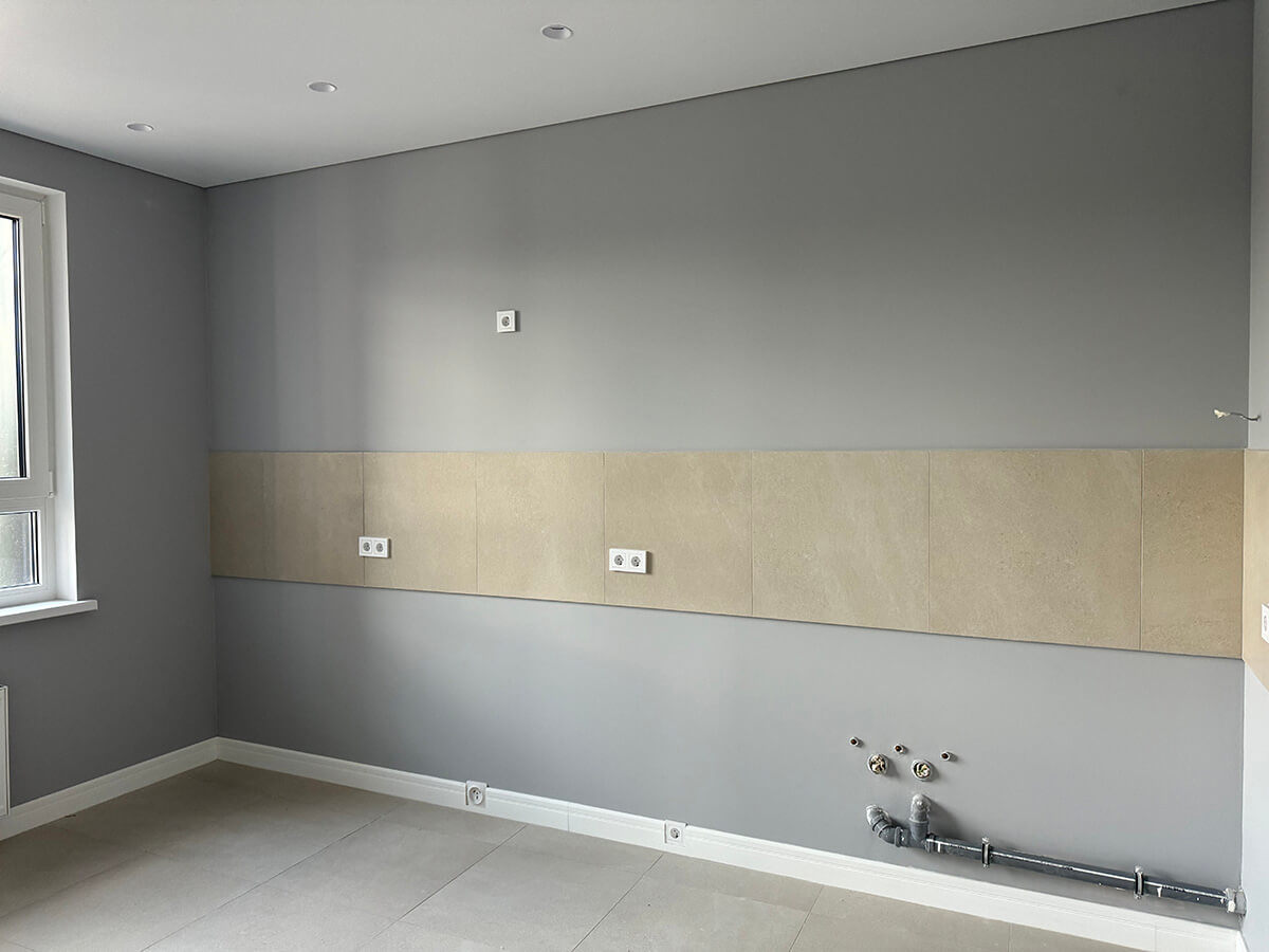 Приклад комплектації квартири від забудовника: сучасний дизайн вітальні з акцентом на освітлення.