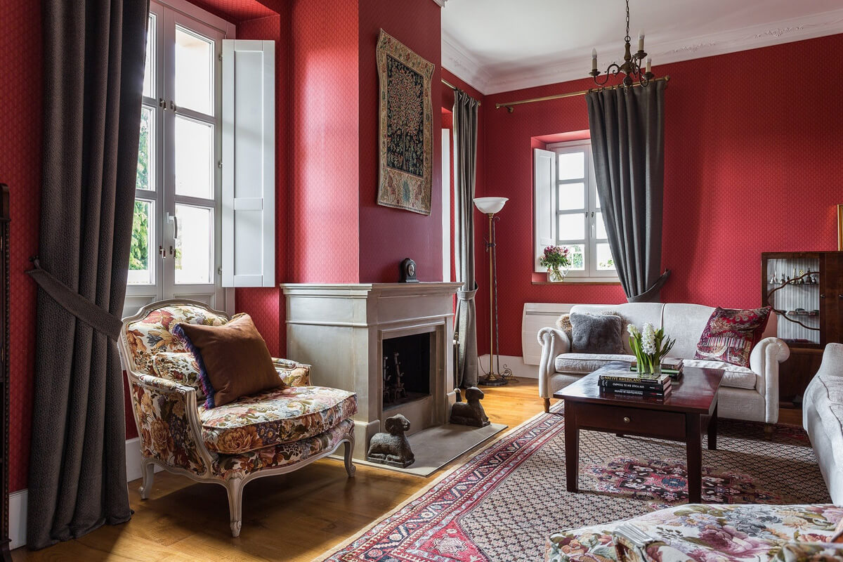 Інтер'єр з червоними акцентами: стильний дизайн інтер'єру з використанням червоного кольору.