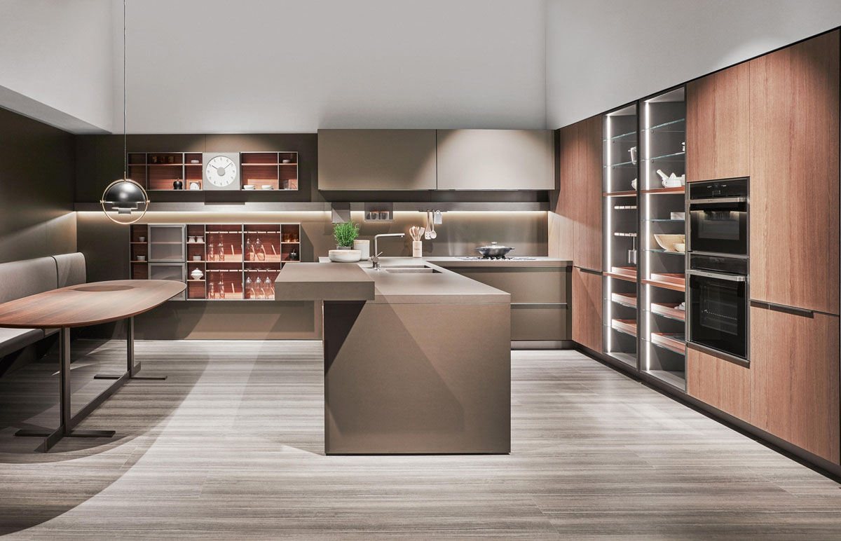 Затишна кухня з відкритими полицями, прикрашеними рослинами та декоративними елементами.