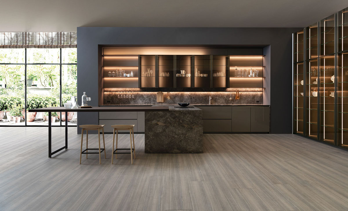 Дизайн кухні з відкритими полицями, де акцент зроблено на красивому посуді та аксесуарах.