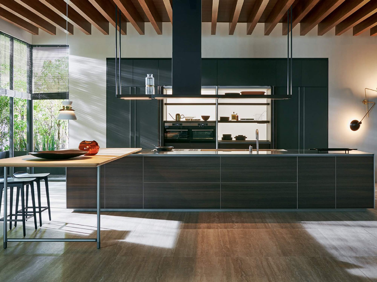 Сучасна кухня з відкритими дерев'яними полицями, де розміщено стильний посуд та декор.