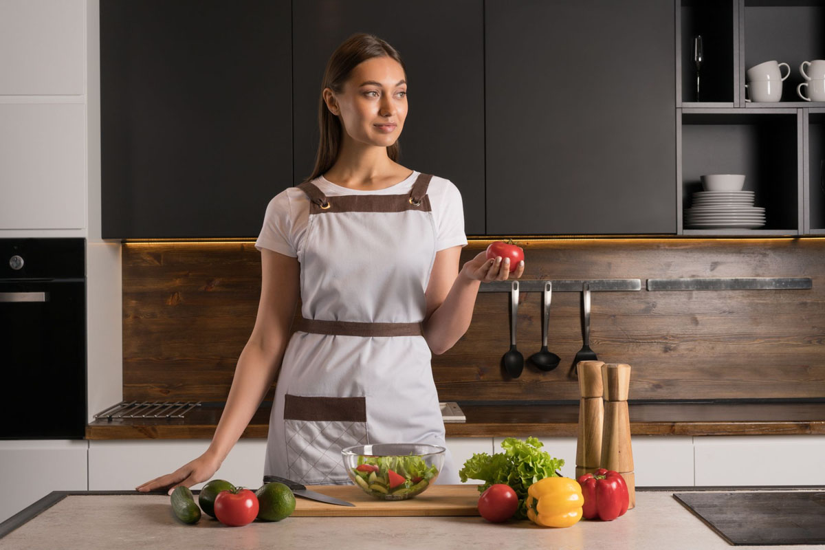 Сучасний кухонний фартух з білої плитки в інтер'єрі стильної кухні