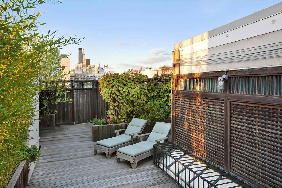 Дизайн тераси в квартирі: використання дерева та природних матеріалів для затишку.