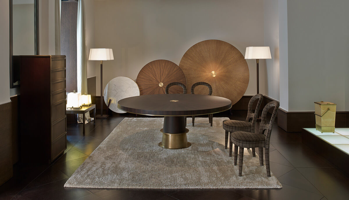 Елегантні меблі на замовлення: шафа-купе з дзеркальними дверцятами в спальні