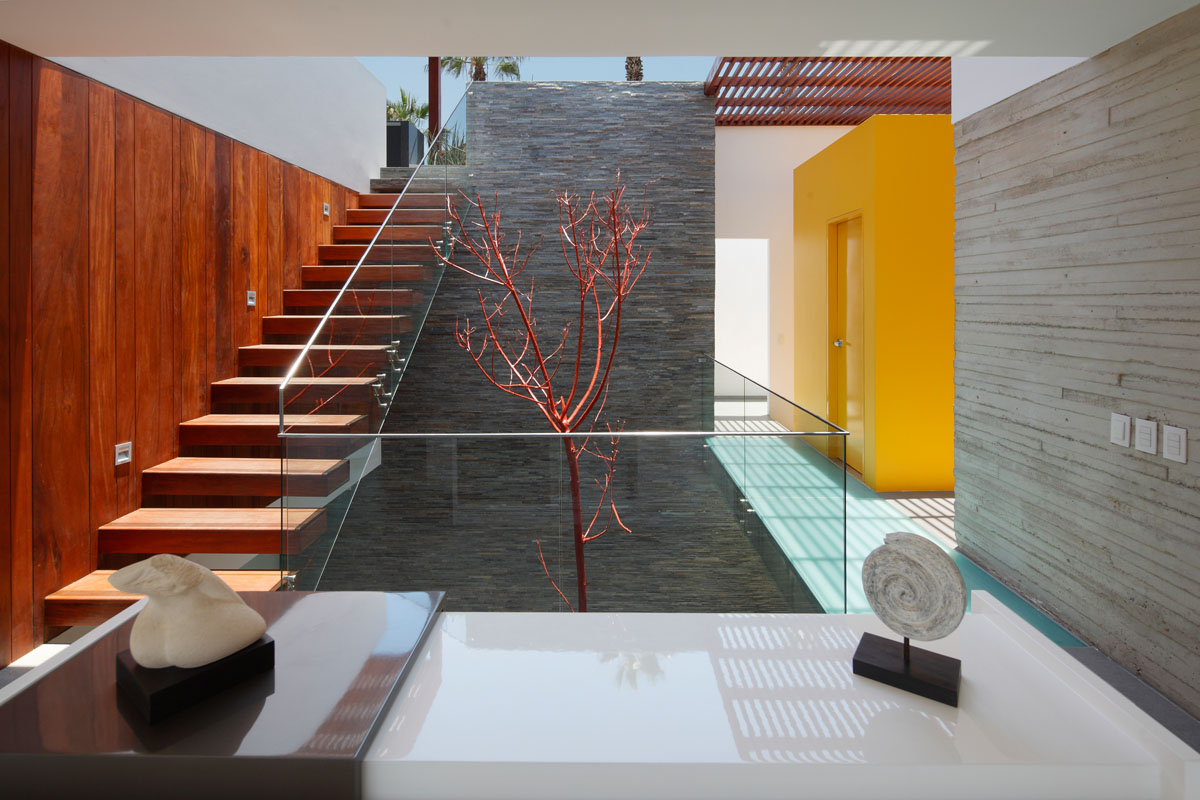 Металеві сходи з елегантними поручнями в сучасному будинку, що поєднують стиль та функціональність