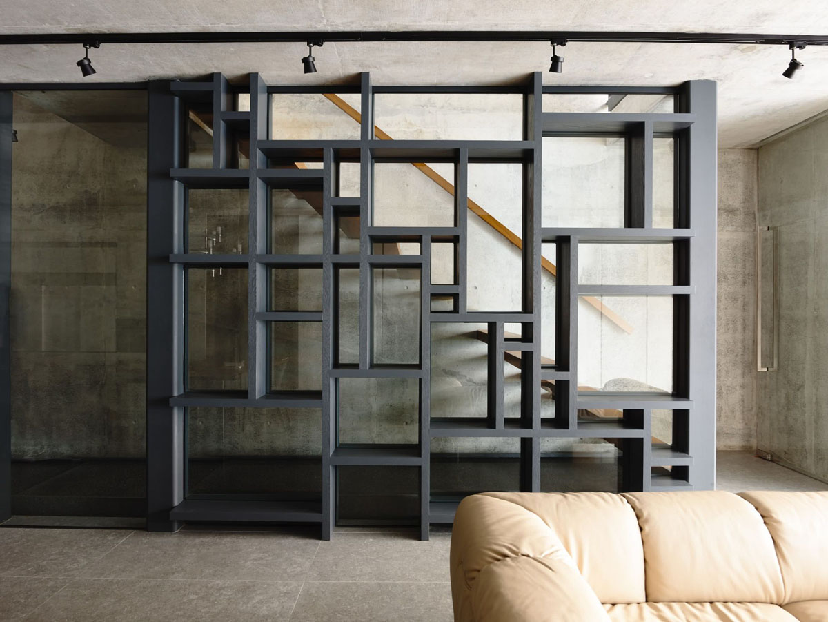 Металеві вази та інші декоративні предмети, що додають блиску та вишуканості в кімнату