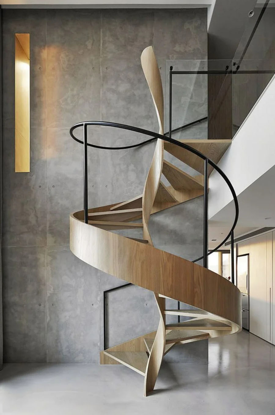 Декоративні металеві елементи на стінах, що створюють унікальний та сучасний акцент в інтер'єрі