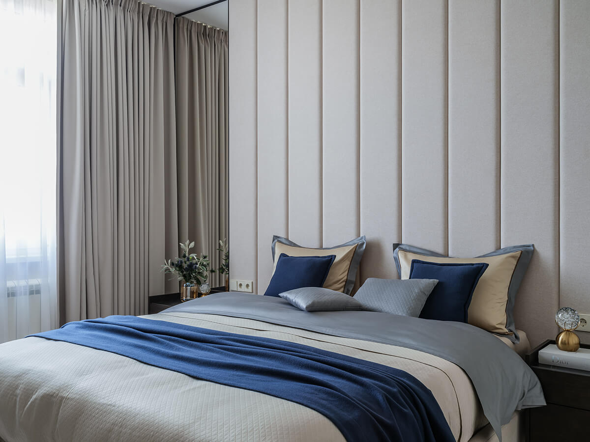 М'які стінові панелі в головах ліжка для комфортного та стильного дизайну спальні.