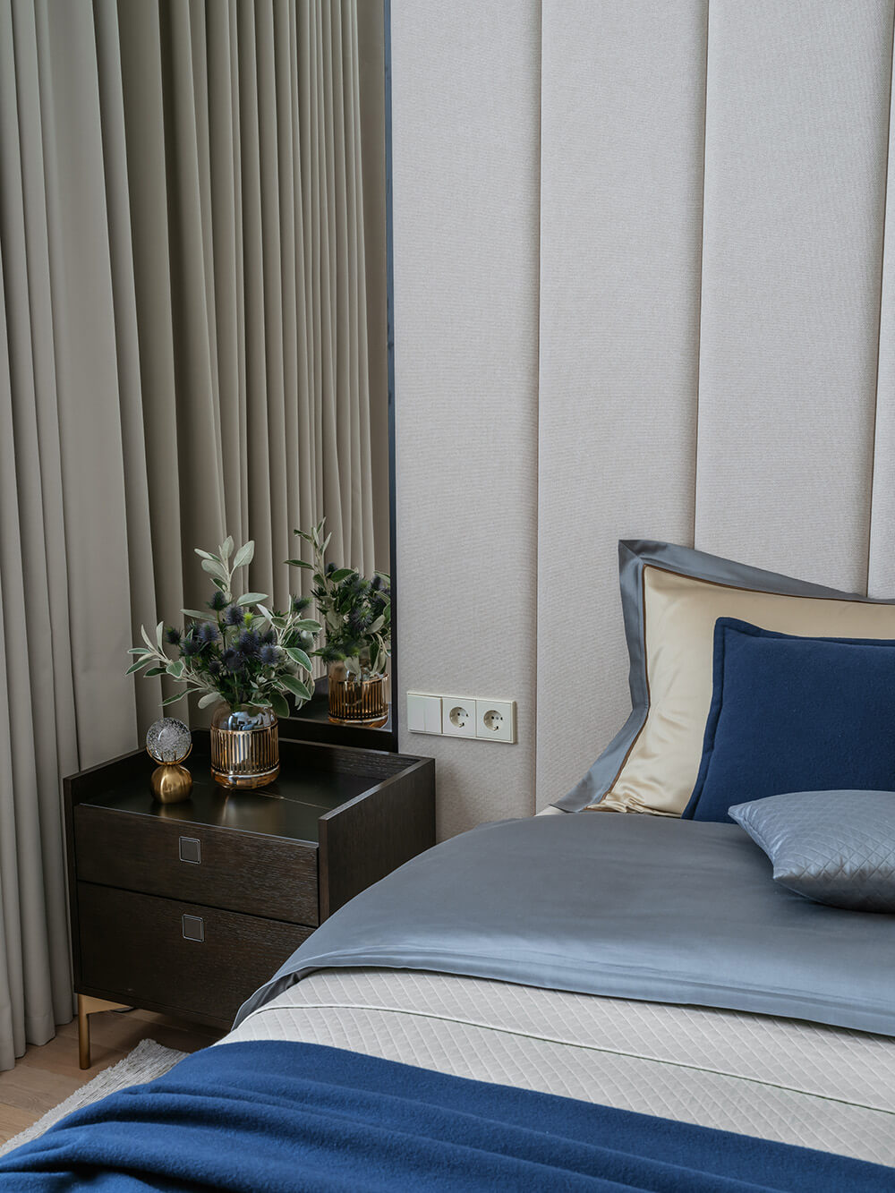 Світлі м'які стінові панелі в спальні для створення затишної та спокійної атмосфери.