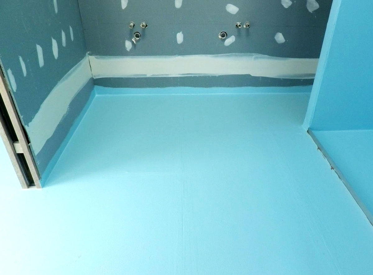 Приклад перепланування мокрої зони: зміни в розміщенні сантехніки та душової кабіни.