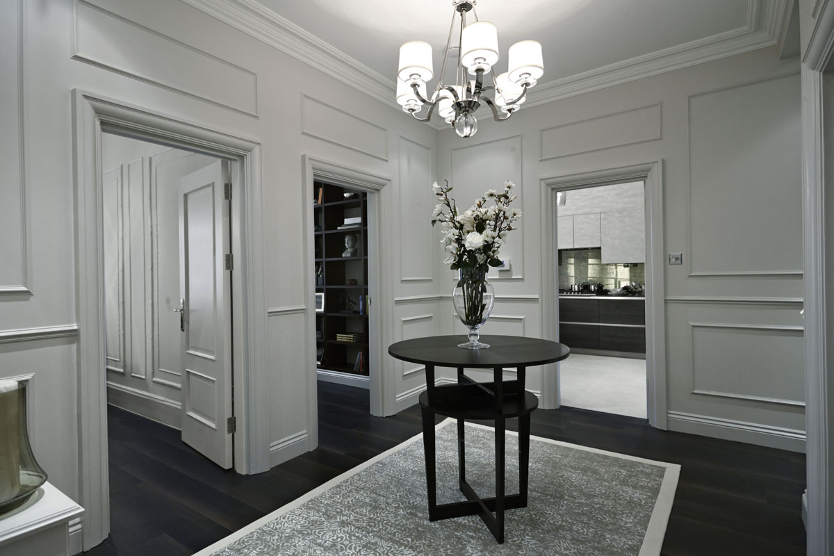 Інтер'єр вітальні з молдингами на стелі, що додають об'єму та вишуканості