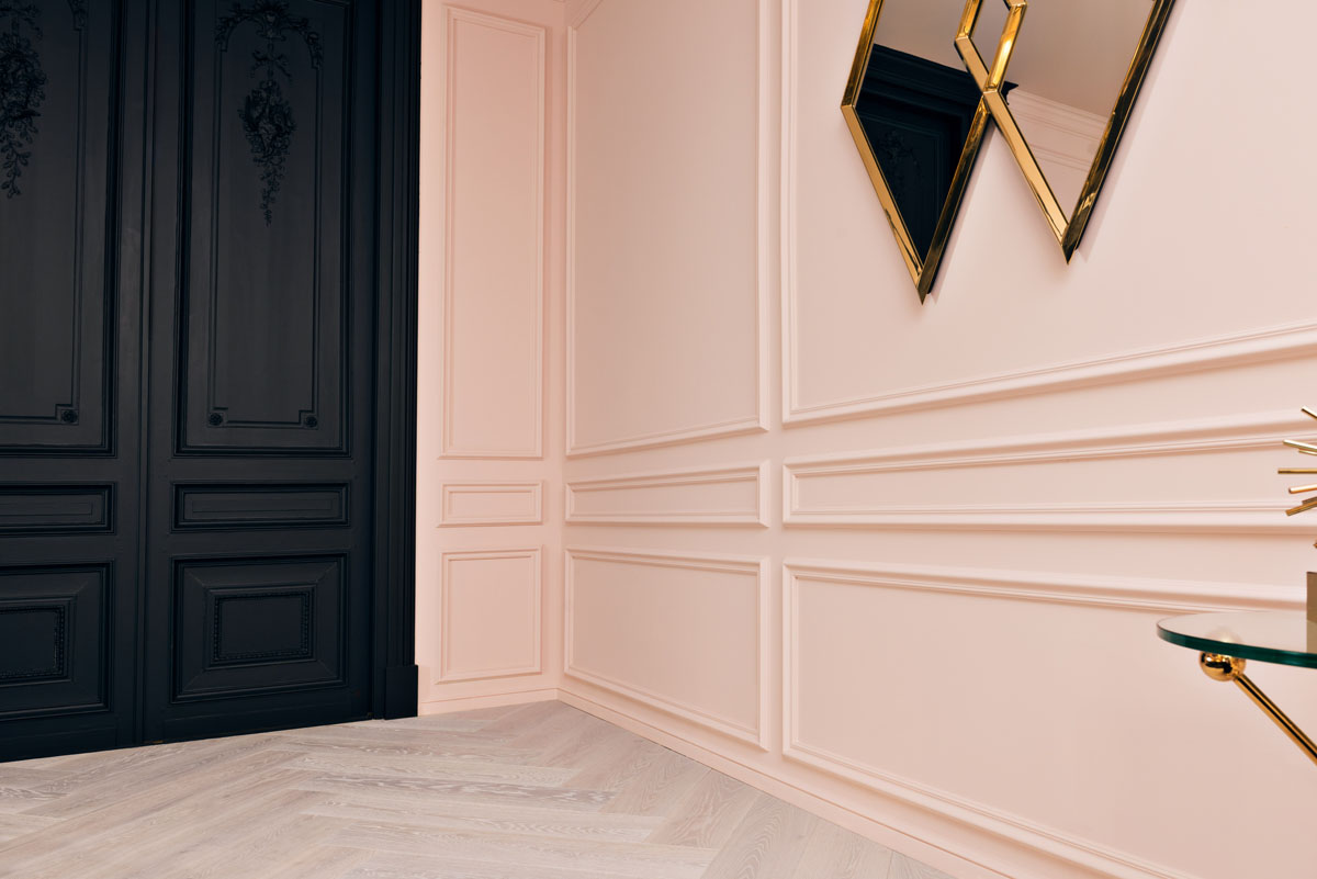 Сучасний інтер'єр спальні з молдингами, що підкреслюють стиль та елегантність кімнати