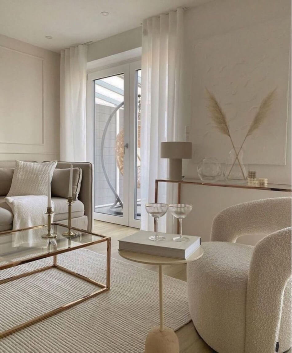 Поєднання молочного кольору зі світло-сірим у вітальні: текстиль, декор та сучасні меблі