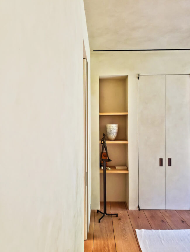 Молочний колір у вітальні: камін, м'які меблі та поєднання з природними матеріалами для затишку