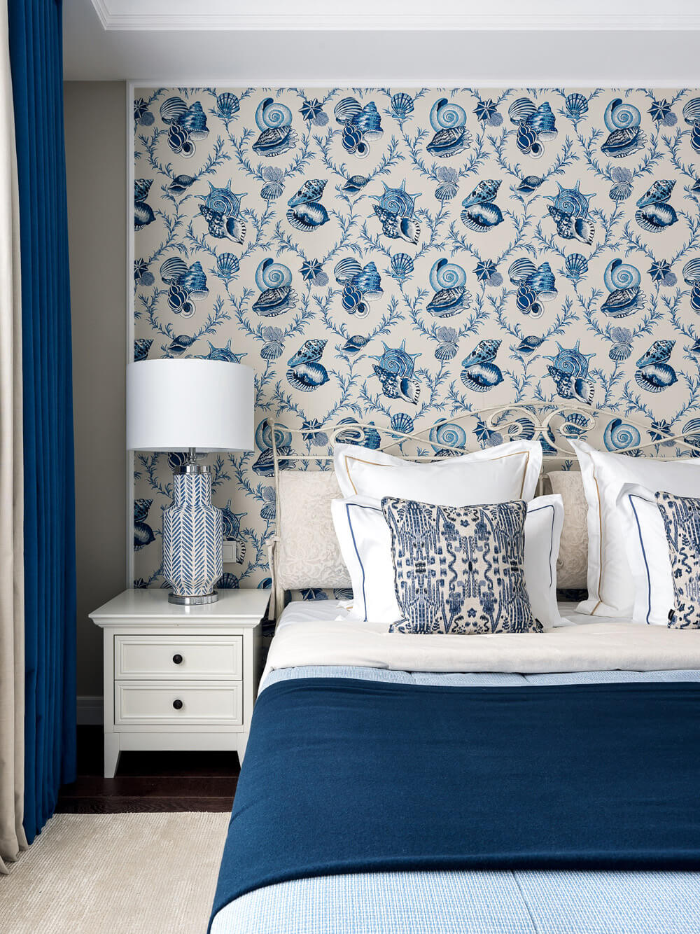 Стильний дизайн інтер'єру в морському стилі: поєднання білого, синього та дерев'яних елементів