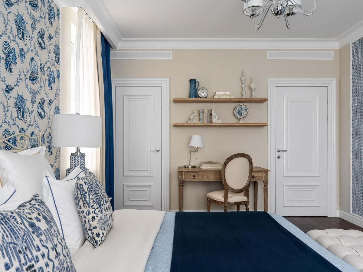 Дизайн інтер'єру квартири в морському стилі: світла спальня з морськими аксесуарами