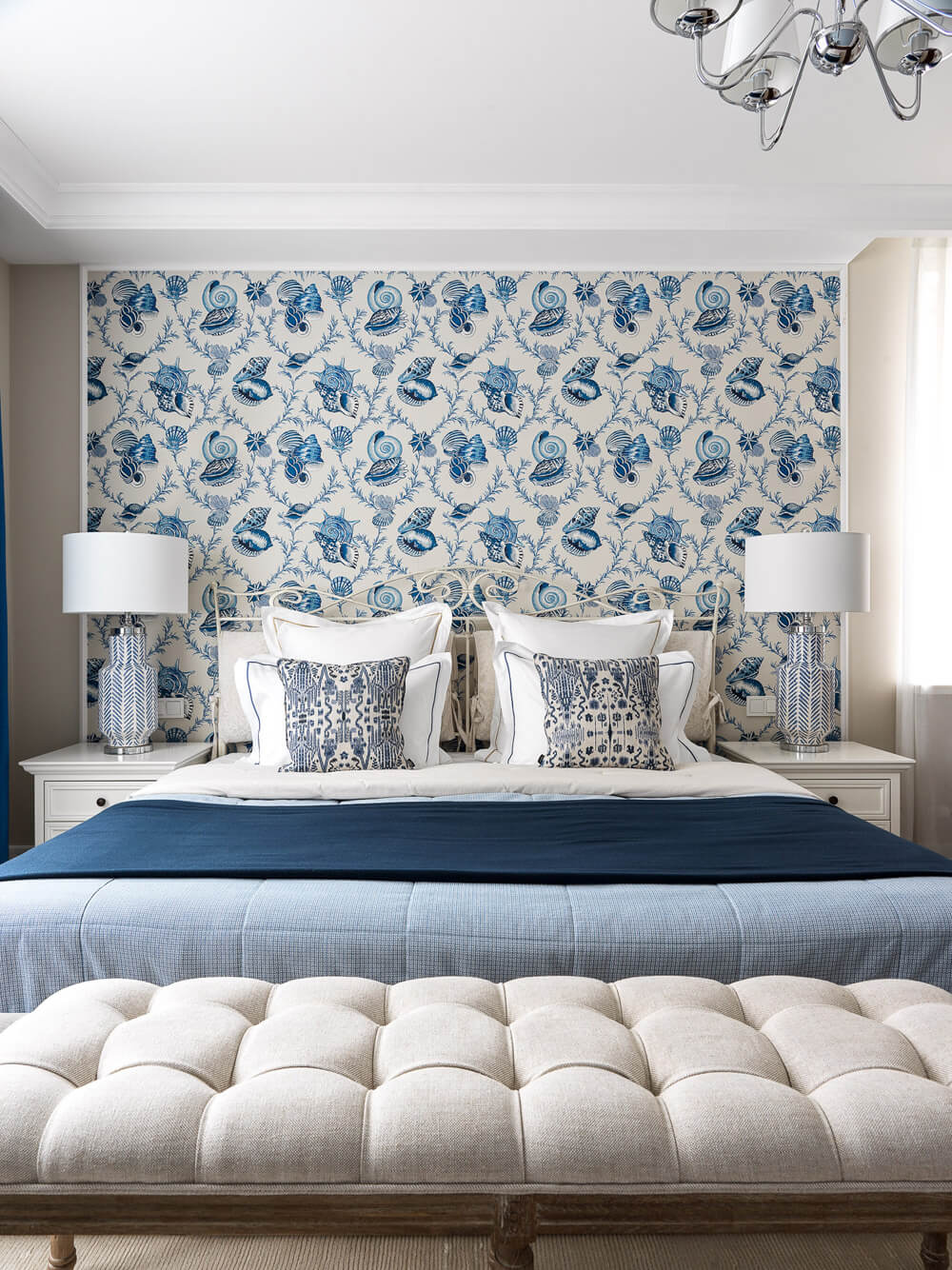 Ідея для дизайну квартири в морському стилі: вітальня з використанням морської тематики