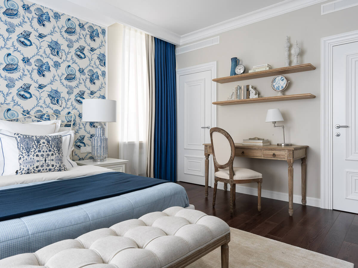 Надихаючий морський стиль в інтер'єрі: світла вітальня з синіми меблями та декором