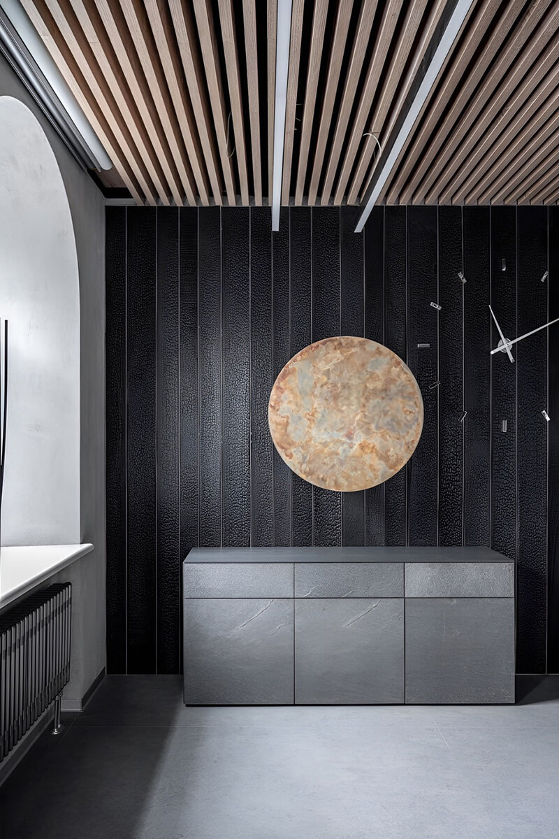 Елементи з обпаленої деревини в інтер'єрі: консоль, дзеркало та декор