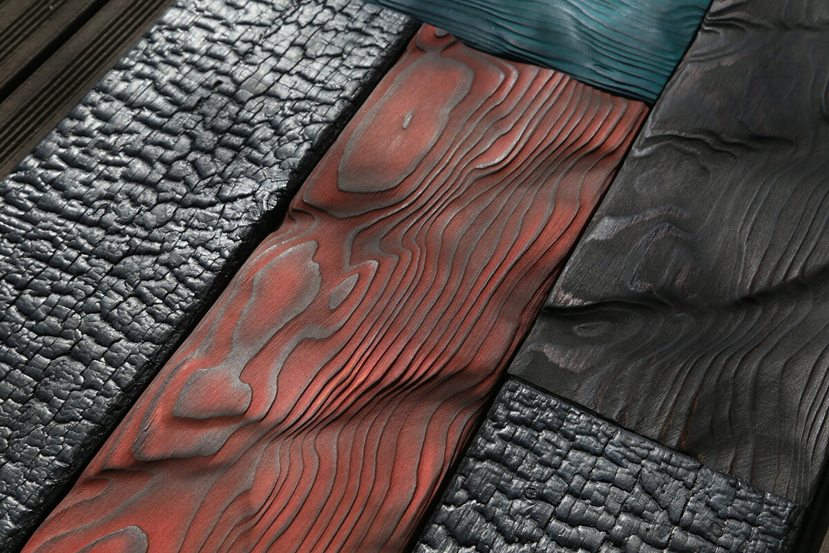 Обпалена деревина в інтер'єрі вітальні: камін та декоративні елементи