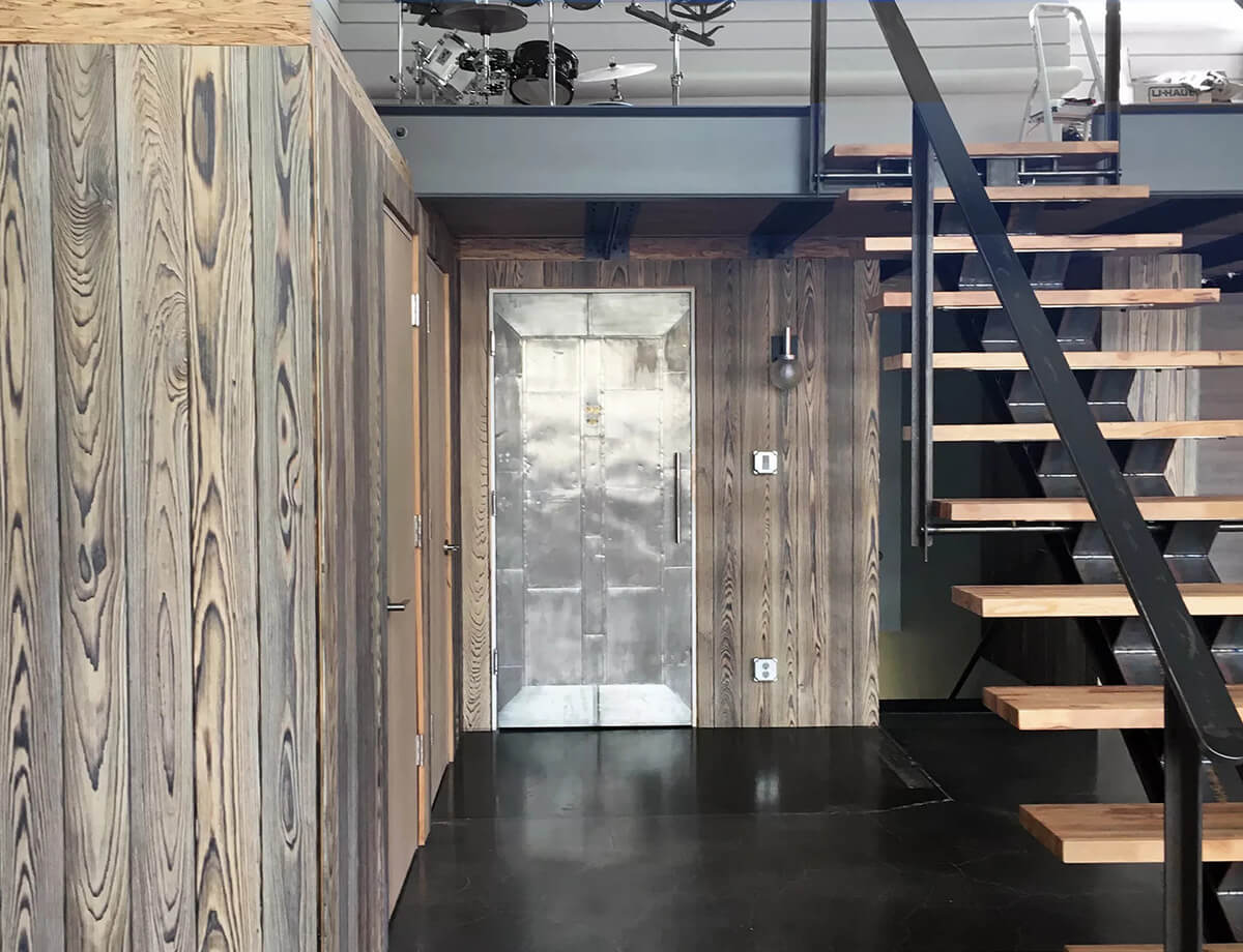 Обпалена деревина в інтер'єрі спальні: приліжкова тумбочка з дерева