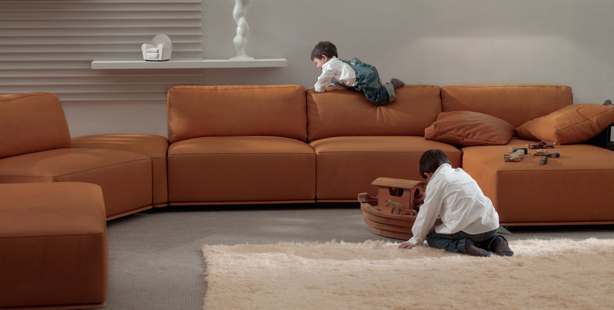 Механізм трансформації дивана єврокнижка. Зручний розкладний диван для дому.