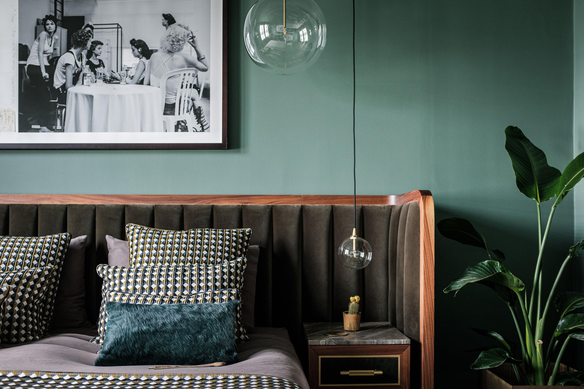 Сучасна зелена спальня з мінімалістичним дизайном та акцентом на природні матеріали.