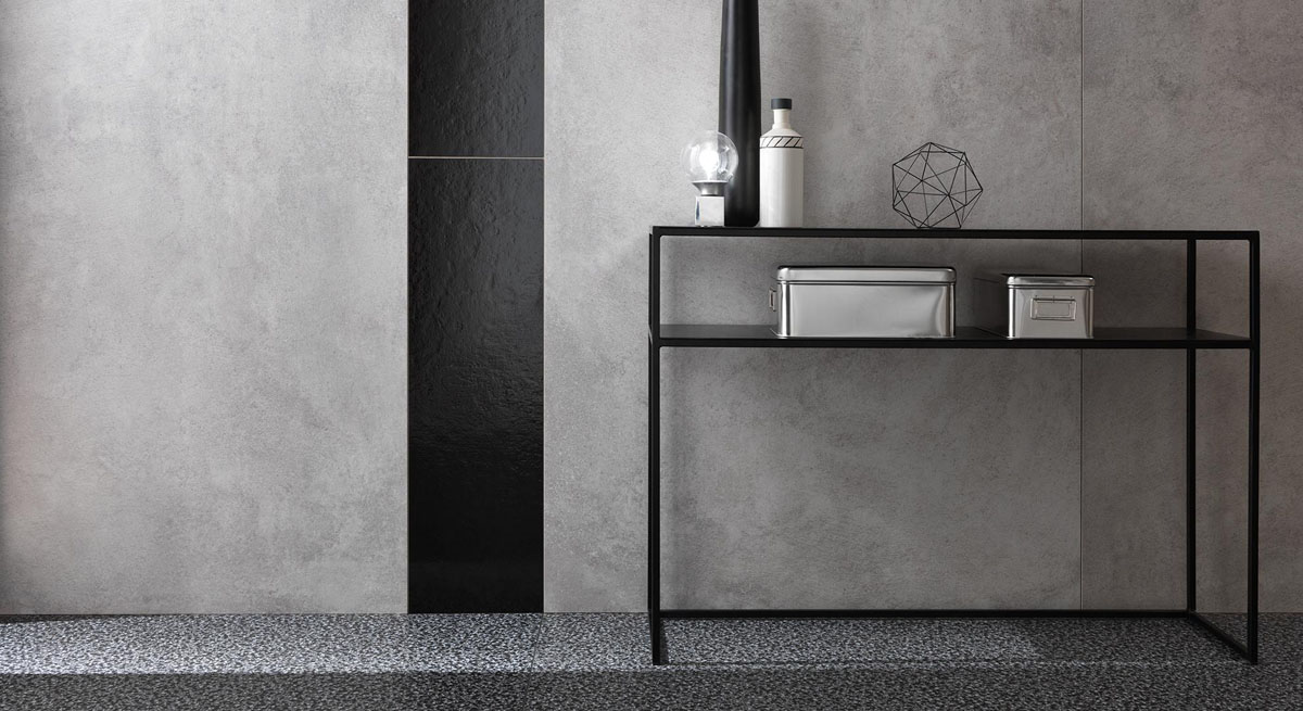 Приклад дизайну ванної кімнати в сірому кольорі з акцентом на освітленні