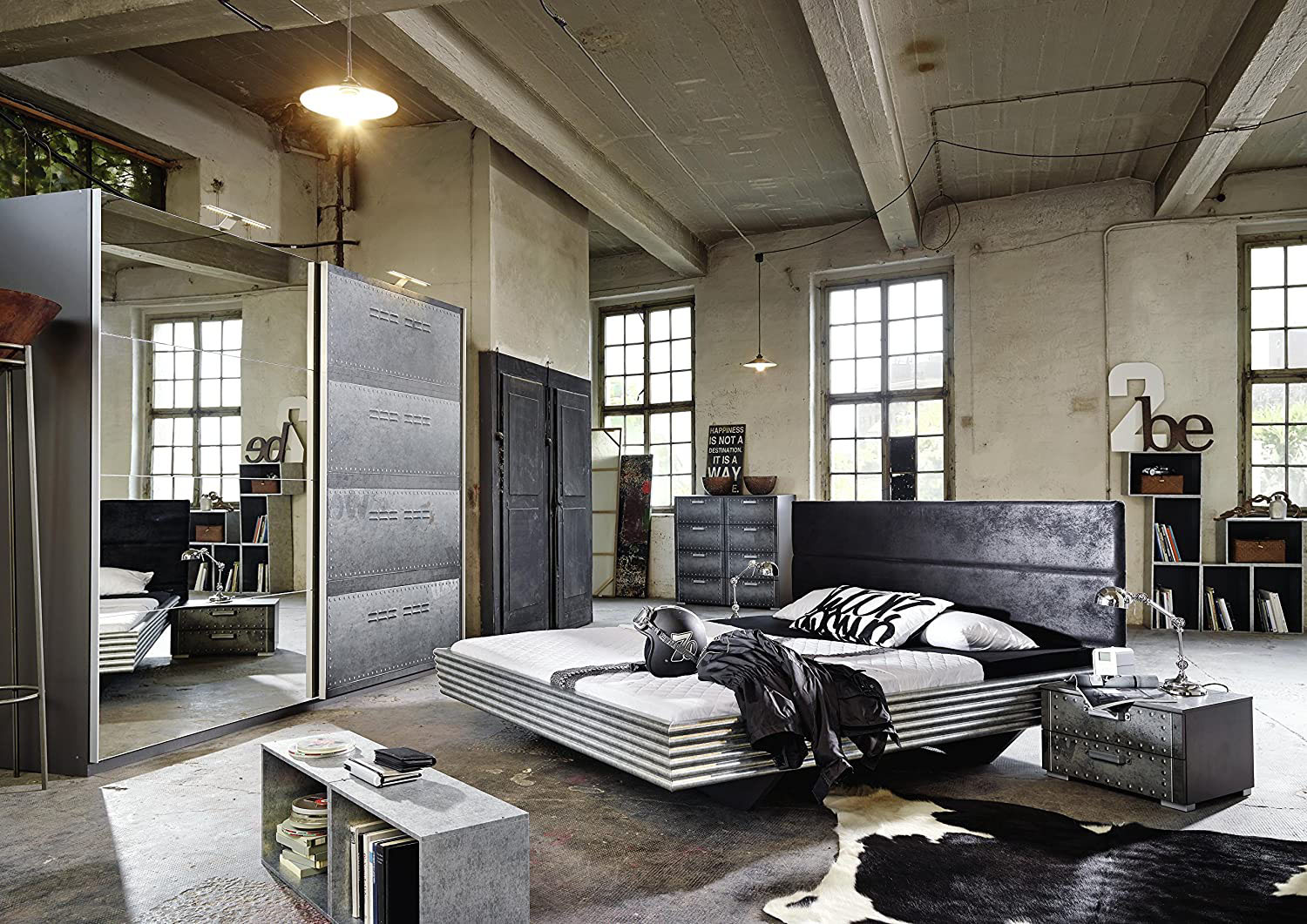 Сучасний дизайн спальні в стилі лофт з відкритим плануванням та великим вікном.