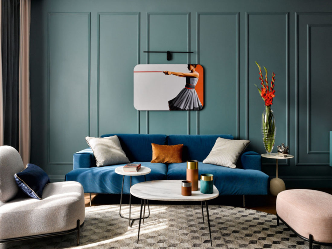 Синя спальня: затишний інтер'єр з синіми стінами, текстилем та декоративними подушками на ліжку.