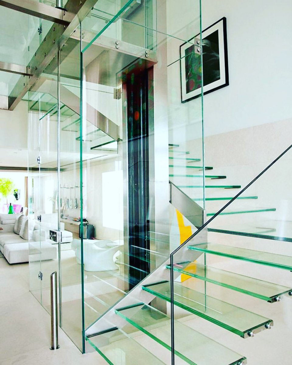 Скляна перегородка в квартирі: сучасний дизайн з використанням матового скла для приватності