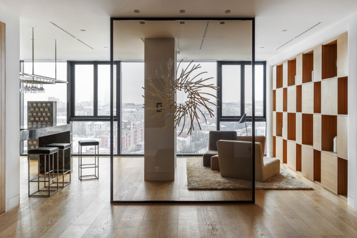 Скло в інтер'єрі: сучасний дизайн з використанням скляних перегородок для світла та простору